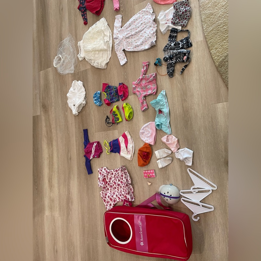 American Doll Lots of clothes and accessories - Picture 3 of 3